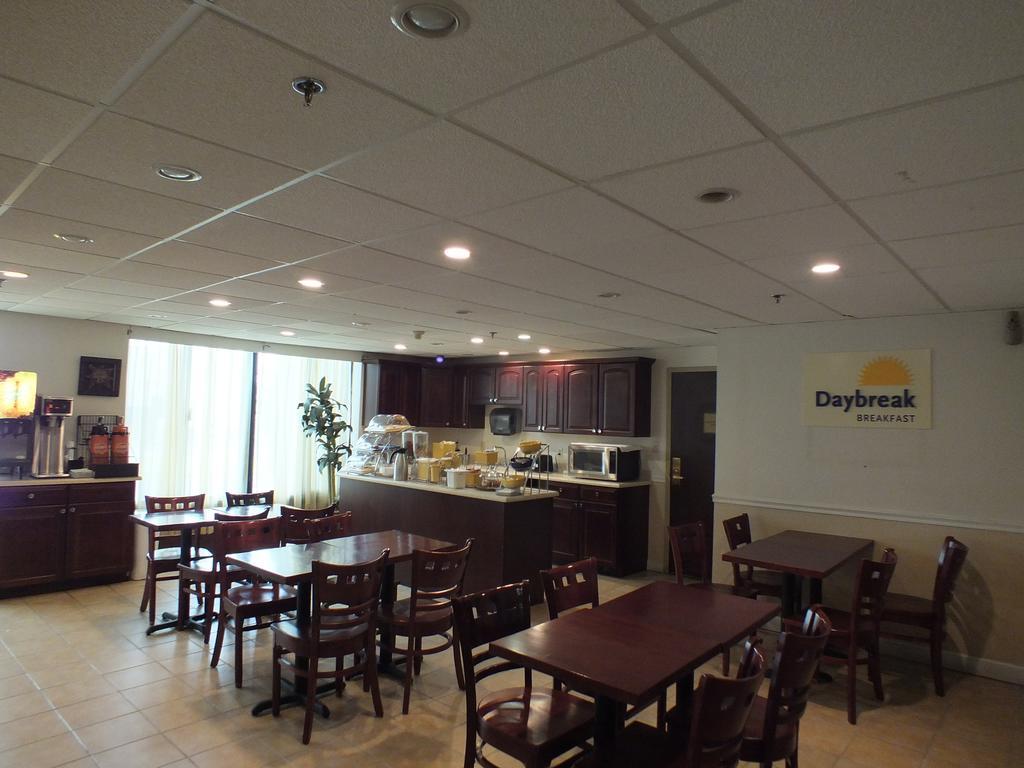 Days Inn By Wyndham Indianapolis Northeast Экстерьер фото